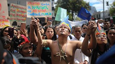 Manifestantes indígenas se unen a una protesta frente a la embajada de Brasil para pedir al entonces presidente Jair Bolsonaro, que actúe para proteger la selva amazónica.