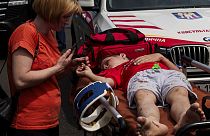Eine Rettungskraft kümmert sich um einen Jugendlichen in dem von russischen Raketen getroffenen Kinderkrankenhaus von Okhmatdyt in Kiew, Ukraine, Montag, 8. Juli 2024.