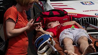 Eine Rettungskraft kümmert sich um einen Jugendlichen in dem von russischen Raketen getroffenen Kinderkrankenhaus von Okhmatdyt in Kiew, Ukraine, Montag, 8. Juli 2024.