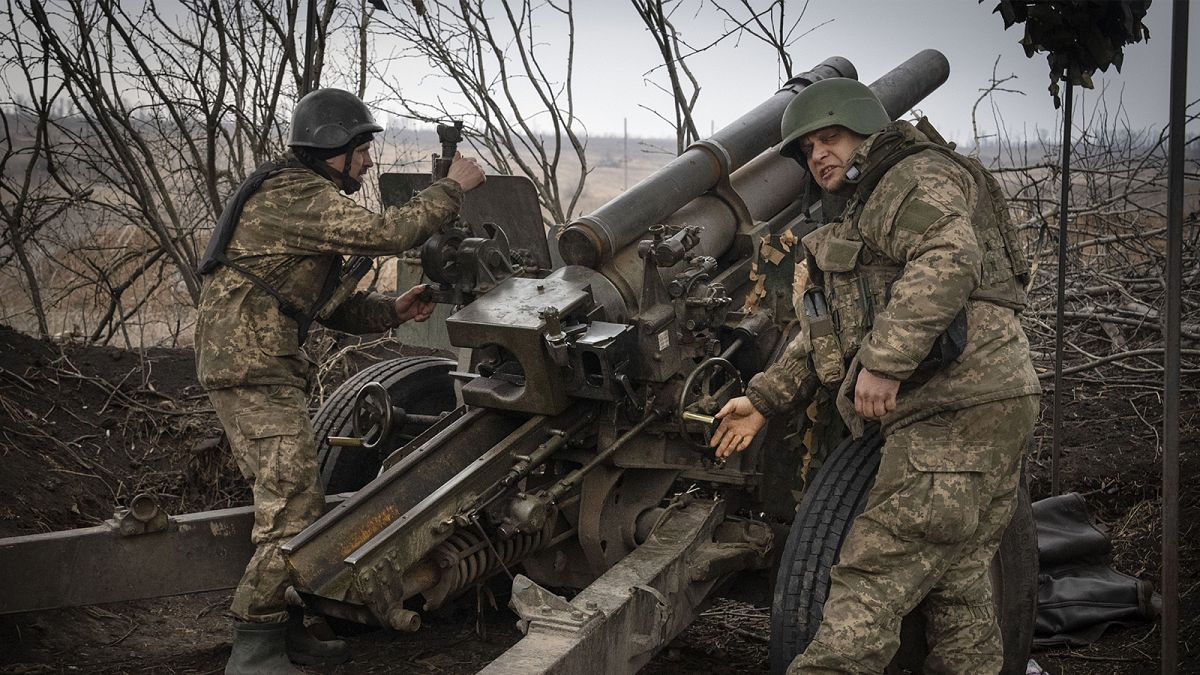 Soldados ucranianos de la 71ª Brigada Jaeger disparan un obús M101 hacia posiciones rusas en la línea del frente, cerca de Avdiivka, región de Donetsk, 22 de marzo de 2024.