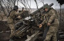Soldati ucraini della 71ª Brigata Jaeger sparano con un obice M101 verso le posizioni russe al fronte, vicino ad Avdiivka, nella regione di Donetsk, 22 marzo 2024