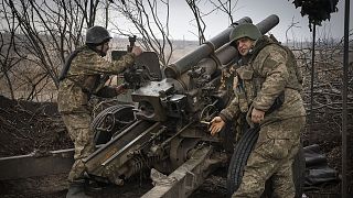 Soldados ucranianos da 71ª Brigada Jaeger disparam um obuseiro M101 contra posições russas na linha da frente, perto de Avdiivka, região de Donetsk, 22 de março de 2024