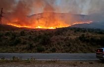 İtfaiye ekipleri 9 Temmuz 2024 Salı günü Arnavutluk'un Dropull bölgesinde çıkan büyük yangına müdahale ediyor.
