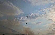 Un hélicoptère combattant le feu en Albanie