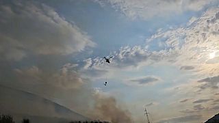 Ελικόπτερο επιχειρεί στην μεγάλη δασική πυρκαγιά στην Αλβανία