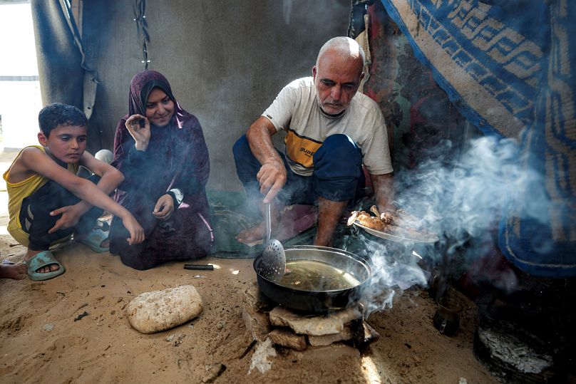 حسن نوفل يطبخ لعائلته ما تيسر من مواد غذائيةفي غزة المحاصرة