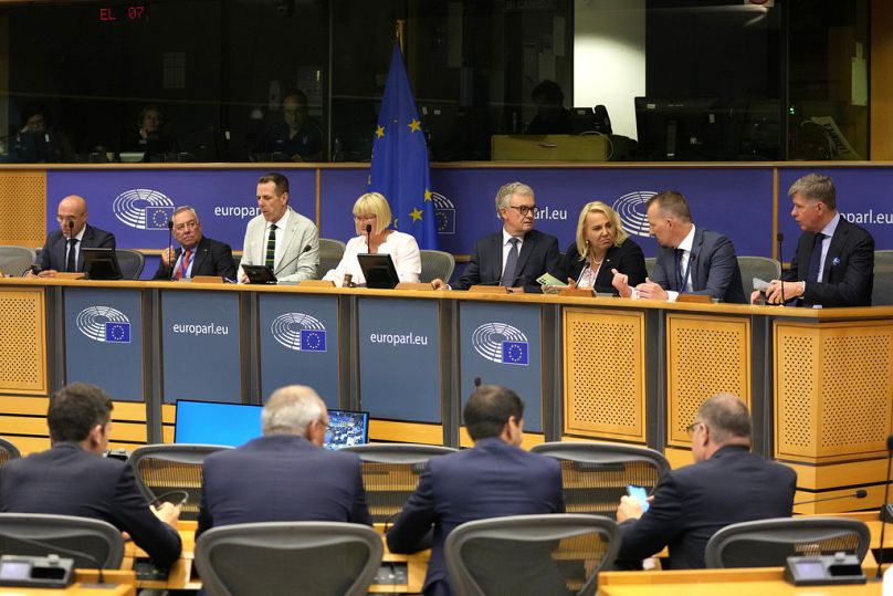 El político francés Jean-Paul Garraud, en el centro a la derecha, habla durante una rueda de prensa en el Parlamento Europeo en Bruselas, el lunes 8 de julio de 2024.