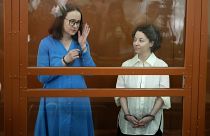Oyun yazarı Svetlana Petrichuk, solda, ve tiyatro yönetmeni Yevgenia Berkovich, 8 Temmuz'da Moskova'da yapılan duruşmadan önce.