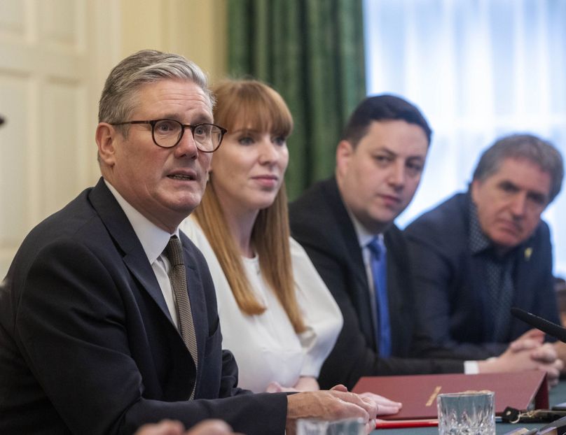 Primeiro-ministro britânico, Keir Starmer, é o anfitrião da primeira mesa redonda com os presidentes de câmara regionais , em Downing Street, em Londres, esta terça-feira