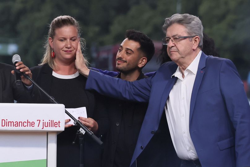 Le fondateur de la France insoumise, Jean-Luc Mélenchon, touche Mathilde Panot, ancienne présidente de son groupe, à l'Assemblée nationale à Paris, le 7 juillet 2024.
