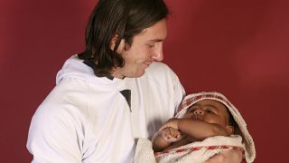 Football : la photo virale du bébé Lamine Yamal dans les bras de Messi