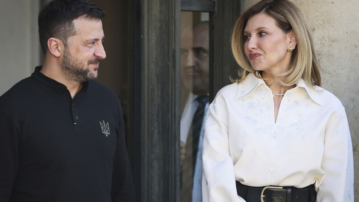 Le président ukrainien Volodymyr Zelensky et son épouse Olena Zelenska se regardent le vendredi 7 juin 2024 au palais de l'Élysée à Paris.