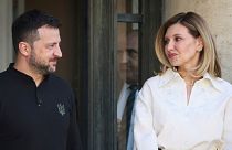 Ο Ουκρανός πρόεδρος Volodymyr Zelenskyy και η σύζυγός του Olena Zelenska κοιτάζονται την Παρασκευή 7 Ιουνίου 2024 στο Μέγαρο των Ηλυσίων στο Παρίσι.
