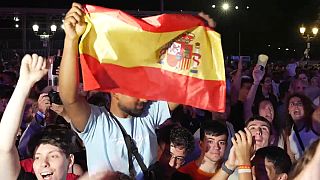 Dois adeptos espanhóis beijam-se durante um jogo de Espanha. Berlim, Alemanha.