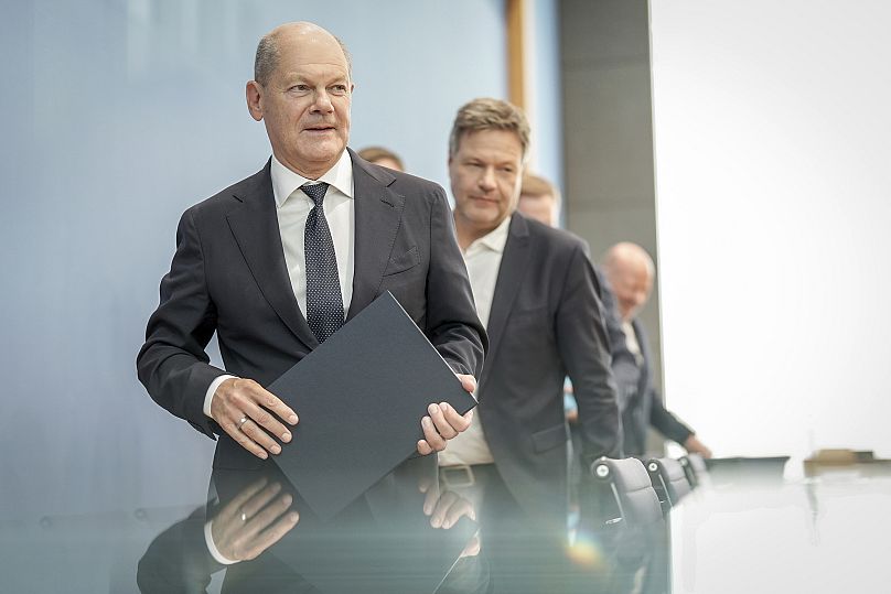 Le chancelier allemand Olaf Scholz, à gauche, suivi du ministre de l'Économie Robert Habeck, après une conférence de presse sur le budget 2025, à Berlin, le 5 juillet 2024