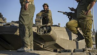 جنود إسرائيليون على دبابتهم بالقرب من الحدود بين إسرائيل وغزة، جنوب إسرائيل، الأربعاء، 5 يونيو 2024