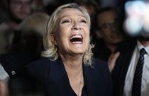زعيمة اليمين المتطرف الفرنسي مارين لوبان تتفاعل أثناء لقائها مع مؤيديها والصحفيين بعد صدور التوقعات المبنية على الفرز الفعلي للأصوات في دوائر انتخابية مختارة، الأحد 30 يونيو 2