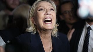 زعيمة اليمين المتطرف الفرنسي مارين لوبان تتفاعل أثناء لقائها مع مؤيديها والصحفيين بعد صدور التوقعات المبنية على الفرز الفعلي للأصوات في دوائر انتخابية مختارة، الأحد 30 يونيو 2