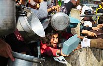 هجوم آوارگان فلسطینی در رفح برای دریافت غذا