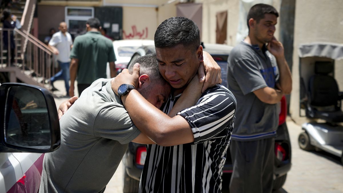 Palästinenser trauern in einem Leichenschauhaus in Deir al-Balah um Angehörige, die bei der israelischen Bombardierung des Gazastreifens getötet wurden.