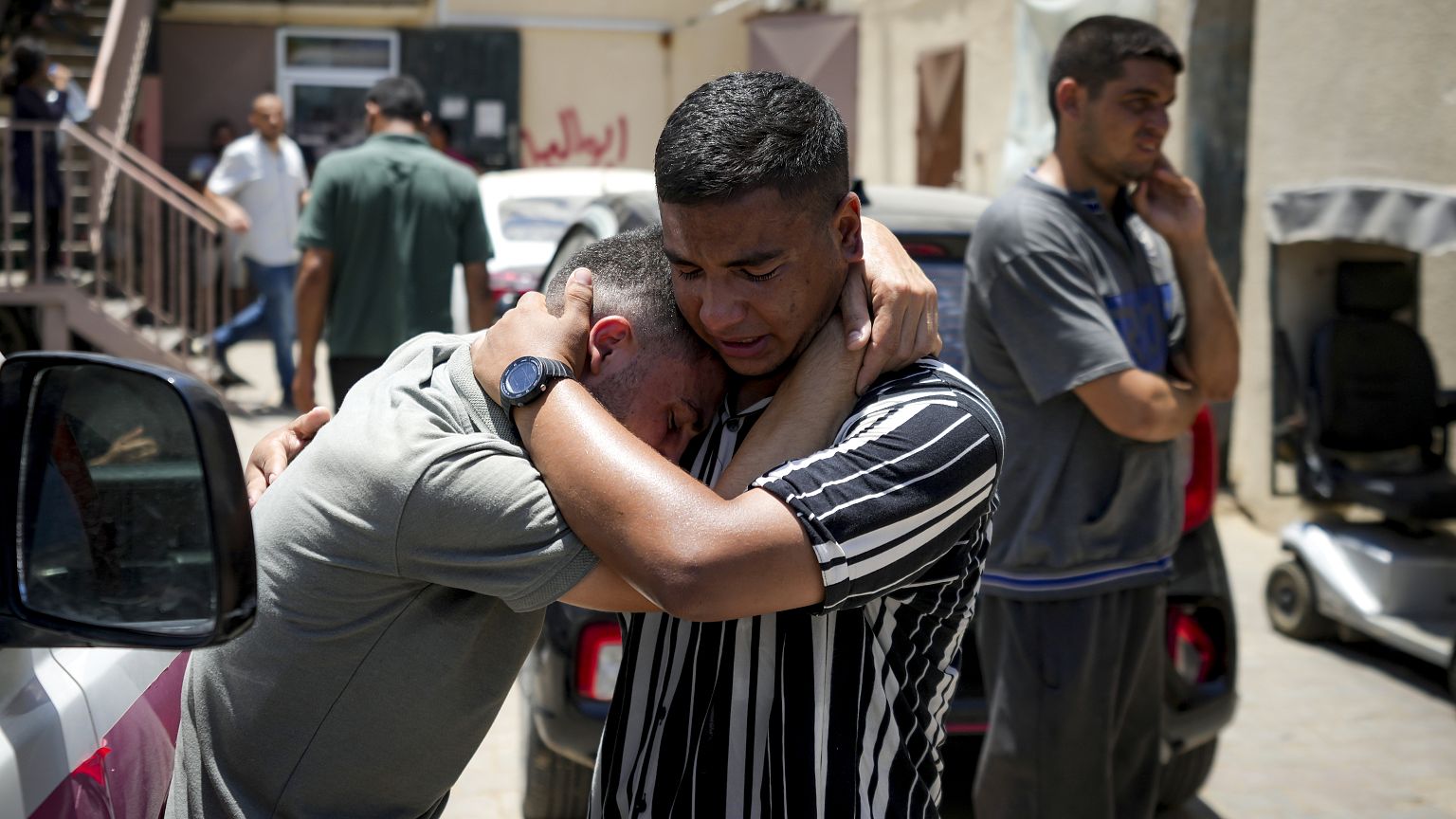 Des Palestiniens pleurent des membres de leur famille tués lors des bombardements israéliens sur la bande de Gaza, à la morgue d'un hôpital de Deir al-Balah.