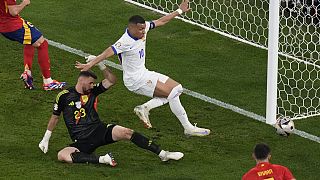 Kylian Mbappe tentant de marquer un but contre l'Espagne.
