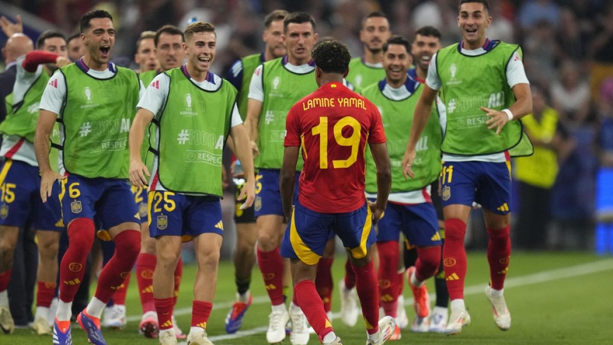 Lo spagnolo Lamine Yamal festeggia con i compagni di squadra dopo aver segnato il primo gol della Spagna durante la semifinale degli Euro 2024 contro la Francia 