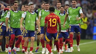 Lo spagnolo Lamine Yamal festeggia con i compagni di squadra dopo aver segnato il primo gol della Spagna durante la semifinale degli Euro 2024 contro la Francia 
