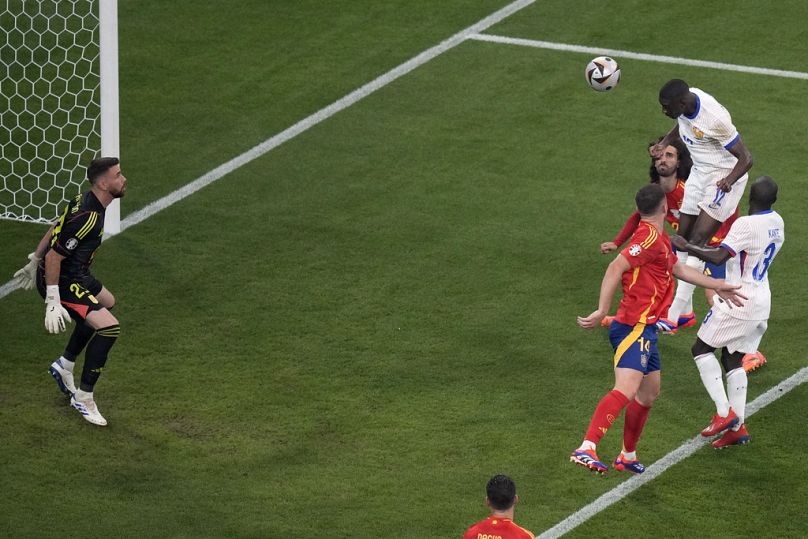 Il francese Randal Kolo Muani segna il gol d'apertura della semifinale degli Euro 2024 tra Spagna e Francia a Monaco di Baviera, 9 luglio 2024