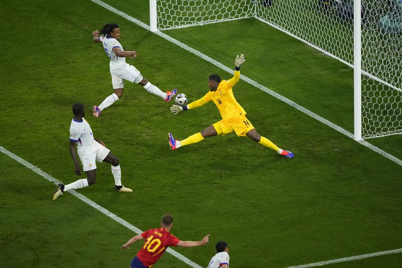 Jules Koundé della Francia segna un autogol dando alla Spagna un vantaggio di 2-1 durante la semifinale degli Euro 2024 tra Spagna e Francia a Monaco di Baviera, 9 luglio 2024