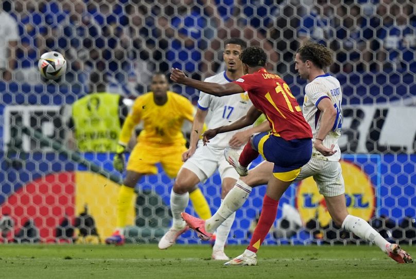 Il giocatore spagnolo Lamine Yamal segna il primo gol della sua squadra durante la semifinale degli Euro 2024 tra Spagna e Francia a Monaco di Baviera, 9 luglio 2024