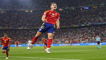 Ο Ντάνι Όλμο πανηγυρίζει το νικητήριο γκολ της Ισπανίας