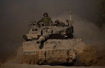 سربازان اسرائیلی بر بالای یک تانک در نزدیکی مرز اسرائیل و غزه در روز دوشنبه، ۸ ژوئیه ۲۰۲۴.