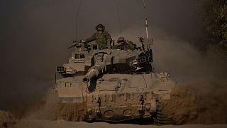 سربازان اسرائیلی بر بالای یک تانک در نزدیکی مرز اسرائیل و غزه در روز دوشنبه، ۸ ژوئیه ۲۰۲۴.