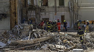 Trabajadores de rescate limpian los escombros del hospital infantil de Okhmatdyt alcanzado por misiles rusos el lunes, en Kiev, Ucrania, martes 9 de julio de 2024. 