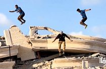 Jóvenes palestinos practicando parkour en los escombros de la franja de Gaza.