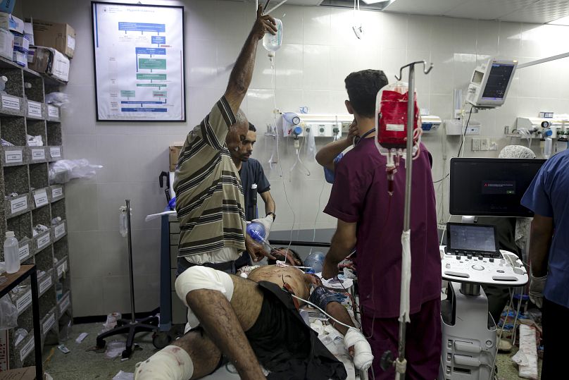 Ein palästinensischer Mann, der bei der israelischen Bombardierung des Gazastreifens verwundet wurde, wird in einem Krankenhaus in Chan Junis behandelt.