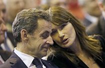 El expresidente francés Nicolas Sarkozy habla con su esposa Carla Sarkozy durante una reunión de campaña en Marsella, sur de Francia, el jueves 27 de octubre de 2016.
