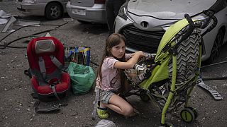 Polina, 10 anos, cuida da sua irmã Marina, 3 anos, no local do hospital pediátrico Okhmatdyt atingido por mísseis russos, em Kiev, Ucrânia, segunda-feira, 8 de julho de 2024 (AP Photo/Alex Baben)