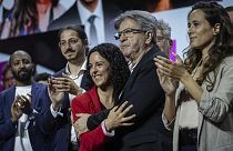 Le leader du parti d'extrême gauche français La France Insoumise, Jean-Luc Melenchon, salue la candidate d'extrême gauche aux élections européennes, Manon Aubry, lors d'un rassemblement politique.