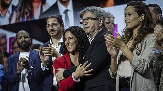El líder del partido francés de extrema izquierda La Francia Insumisa, Jean-Luc Mélenchon, saluda a la candidata de extrema izquierda, Manon Aubry, durante un mitin.