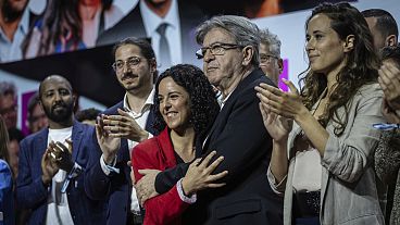 Jean-Luc Melenchon, a francia szélsőbaloldali La France Insoumise (Hajlíthatatlan Franciaország) párt vezetője köszönti Manon Aubry-t, az európai parlamenti választások szélsőbaloldali jelöltjét egy politikai nagygyűlésen.