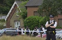 Αστυνομικοί έστησαν γραμμή κλοιού καθώς ένα αυτοκίνητο έπεσε πάνω σε κτίριο δημοτικού σχολείου στο Γουίμπλεντον του Λονδίνου, Πέμπτη 6 Ιουλίου 2023. 