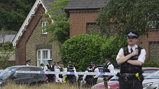 Des officiers de police ont mis en place une ligne de sécurité après qu'une voiture a percuté une école primaire à Wimbledon, Londres, ce jeudi 6 juillet 2023. 