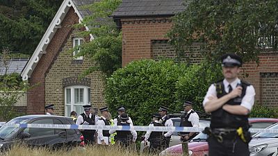Αστυνομικοί έστησαν γραμμή κλοιού καθώς ένα αυτοκίνητο έπεσε πάνω σε κτίριο δημοτικού σχολείου στο Γουίμπλεντον του Λονδίνου, Πέμπτη 6 Ιουλίου 2023. 