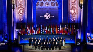 O Presidente Joe Biden, na primeira fila ao centro, posa durante uma fotografia de família com chefes de Estado e de governo aliados, terça-feira, 9 de julho de 2024, em Washington.