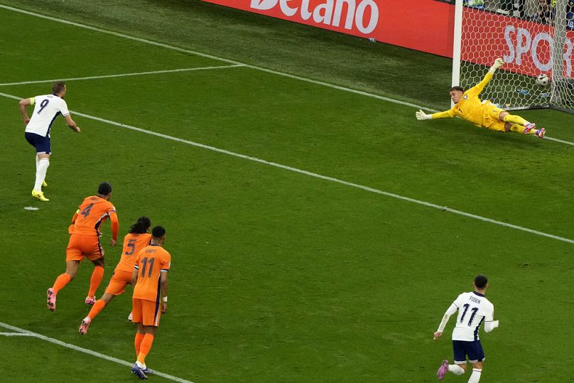 Harry Kane marca o golo do empate da Inglaterra contra a Holanda de penálti