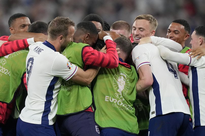Os jogadores ingleses festejam a chegada à final do Euro 2024 depois de vencerem os Países Baixos por 2-1