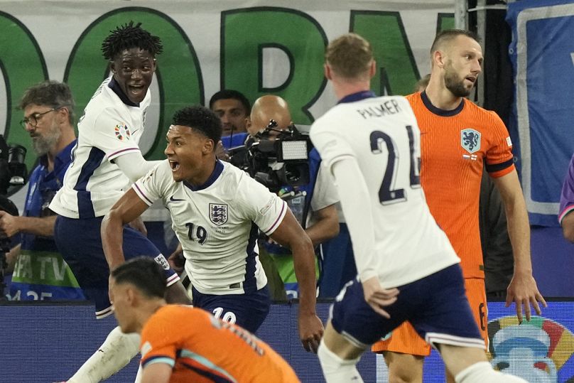 L'inglese Ollie Watkins festeggia dopo aver segnato il secondo gol della sua squadra durante la semifinale degli Euro 2024 con l'Olanda a Dortmund, 10 luglio 2024