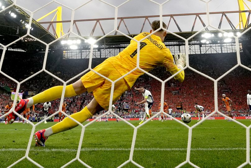 L'inglese Harry Kane segna il primo gol della sua squadra su calcio di rigore durante la semifinale degli Euro 2024 contro i Paesi Bassi a Dortmund, Germania, 10 luglio 2024